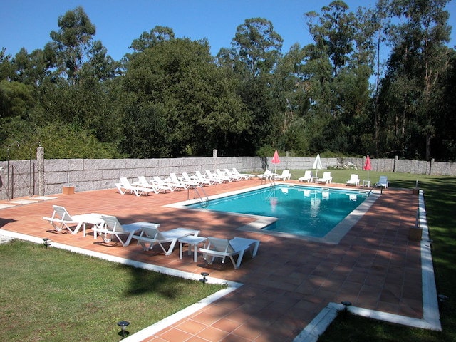 Jardín y Piscina
