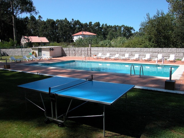 Mesa ping-pong y piscina